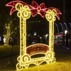 9' 2D Gilded Photo Op Frame -Christmas Decor Sale 2d 1j000 l