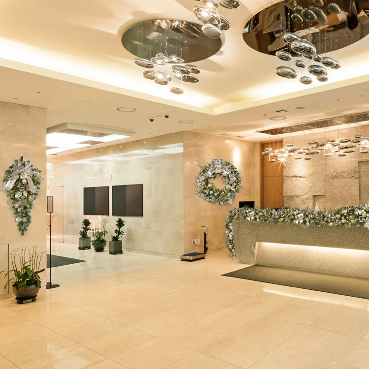 30" Pre-Decorated Wreath - Champagne Shimmer - Warm White 6 30" Pre-Decorated Wreath - Champagne Shimmer - Warm White - Image 4